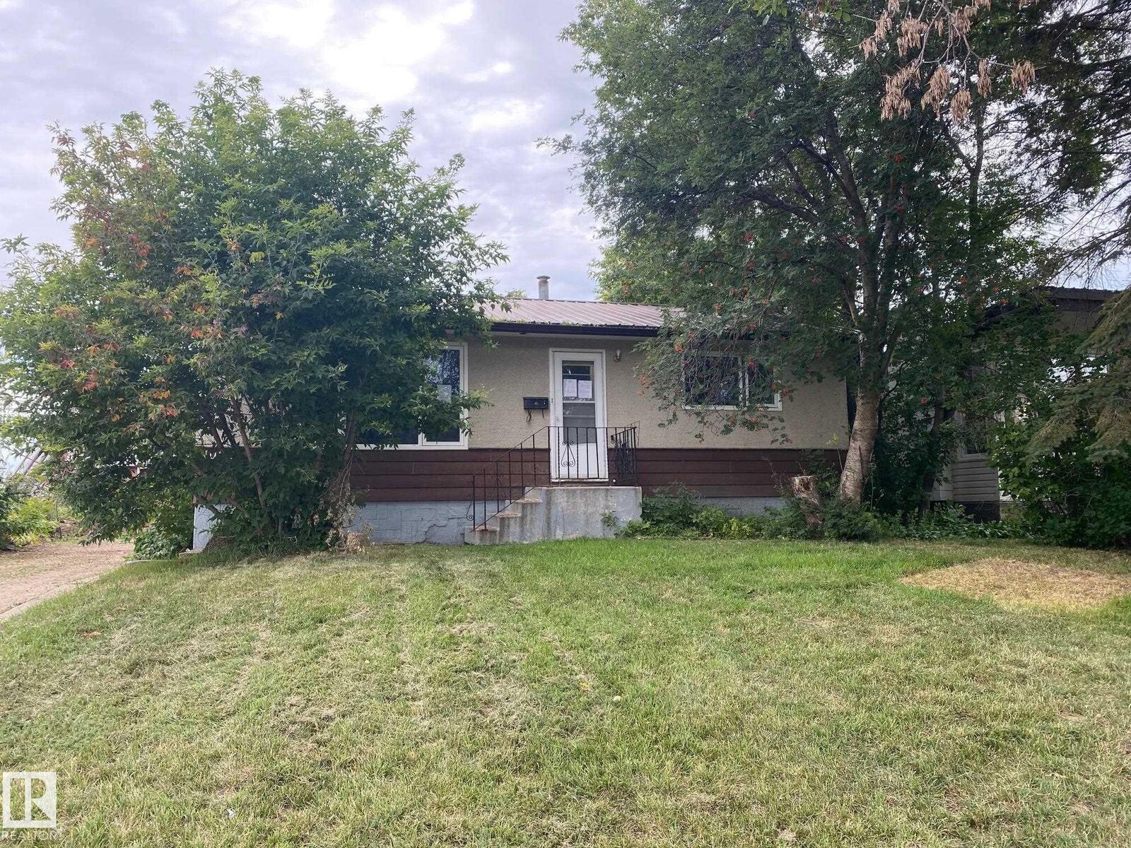 Property Photo:  4008 55 Street  AB T9A 1T4 