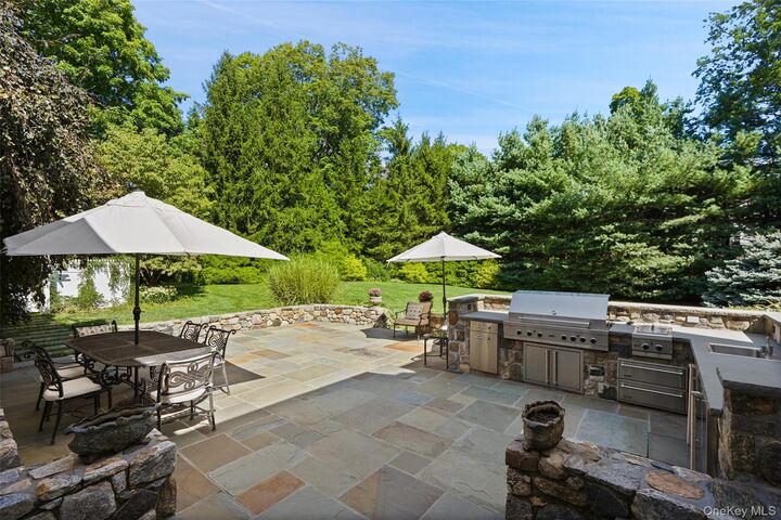 Property Photo:  6 Round House Court  NY 10506 