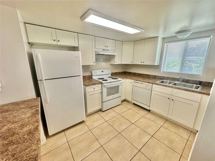 Property Photo:  2549 S Oak Avenue B  FL 32773 
