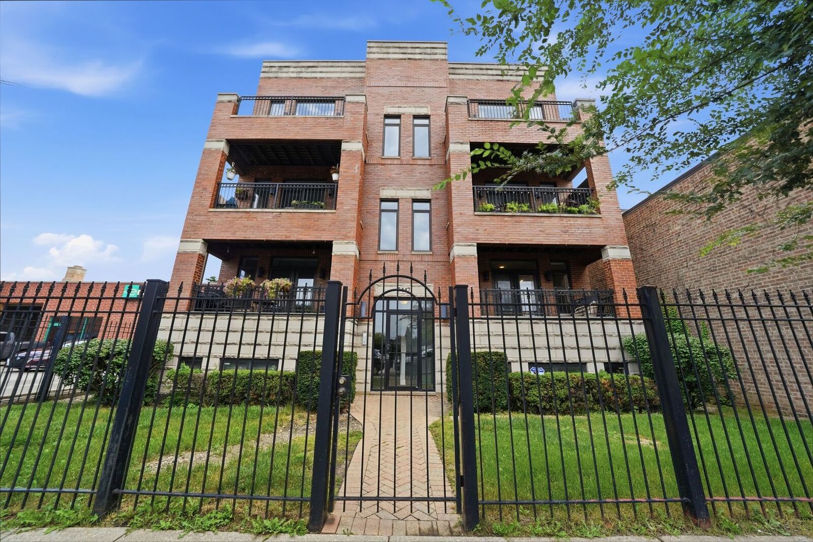 Property Photo: 5445 N Northwest Highway 1S IL 60630