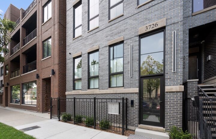 Property Photo:  3726 N Ashland Avenue Ph  IL 60613 