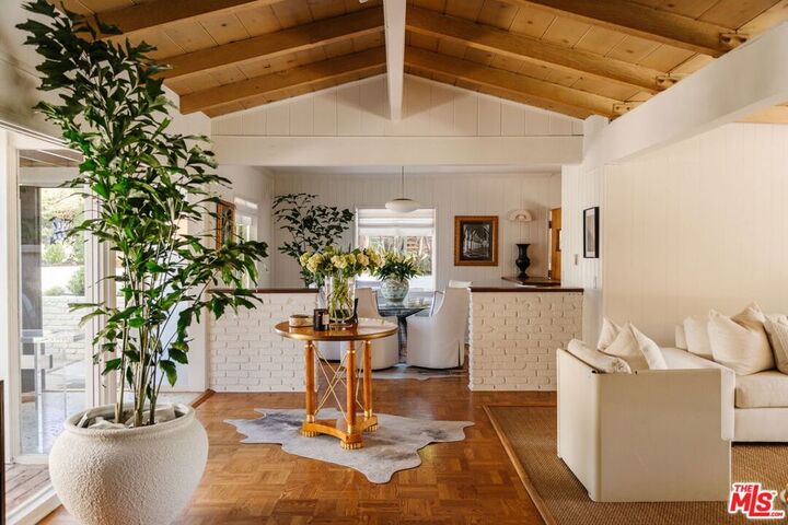 Property Photo:  809 Broom Way  CA 90049 