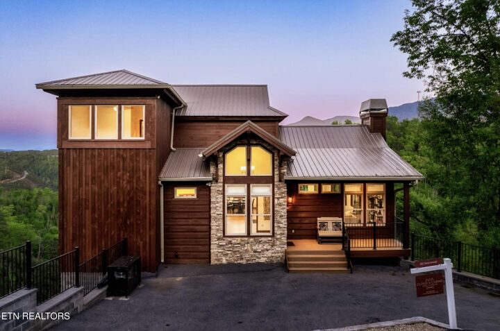 Property Photo: 811 Sourwood Drive TN 37738