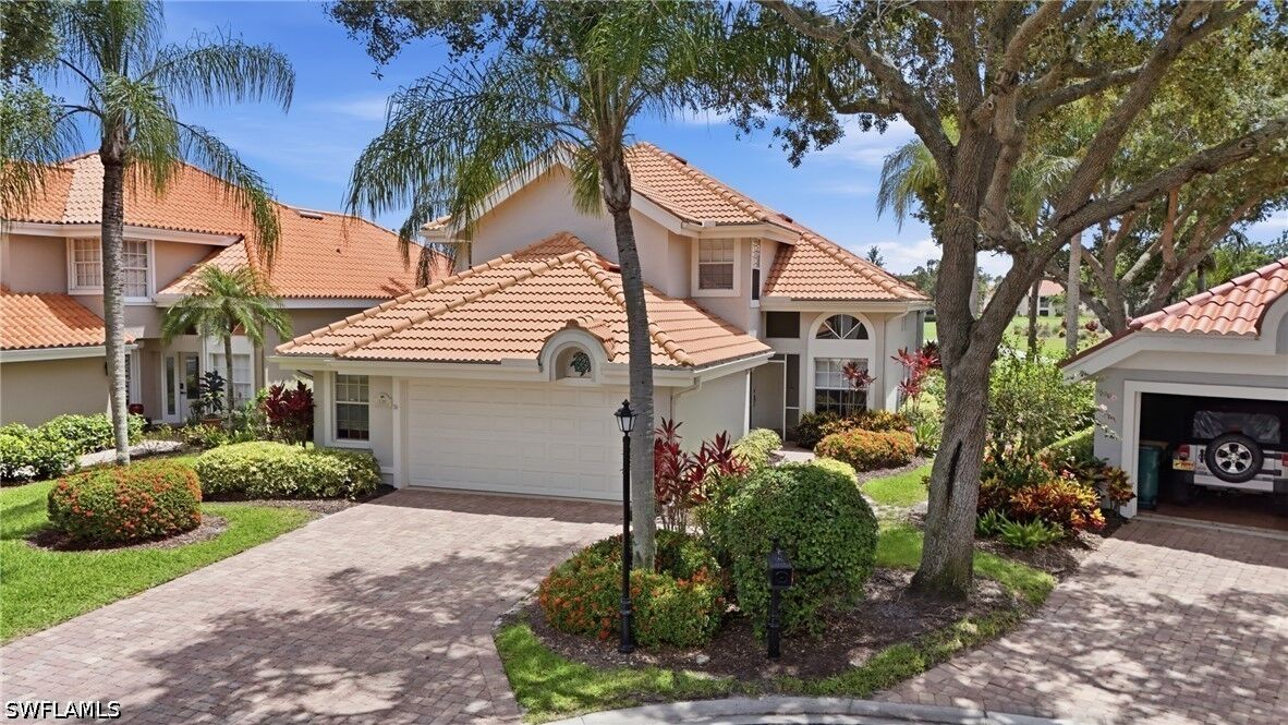 Property Photo: 120 Napa Ridge Way FL 34119