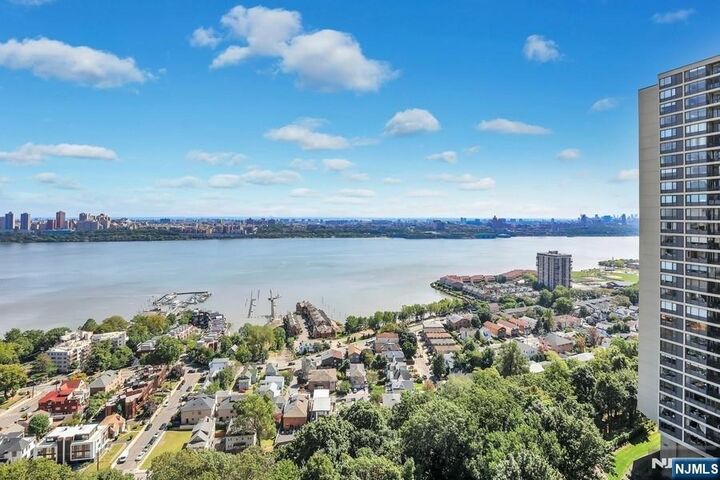 Property Photo:  6 Horizon Road 1907  NJ 07024 