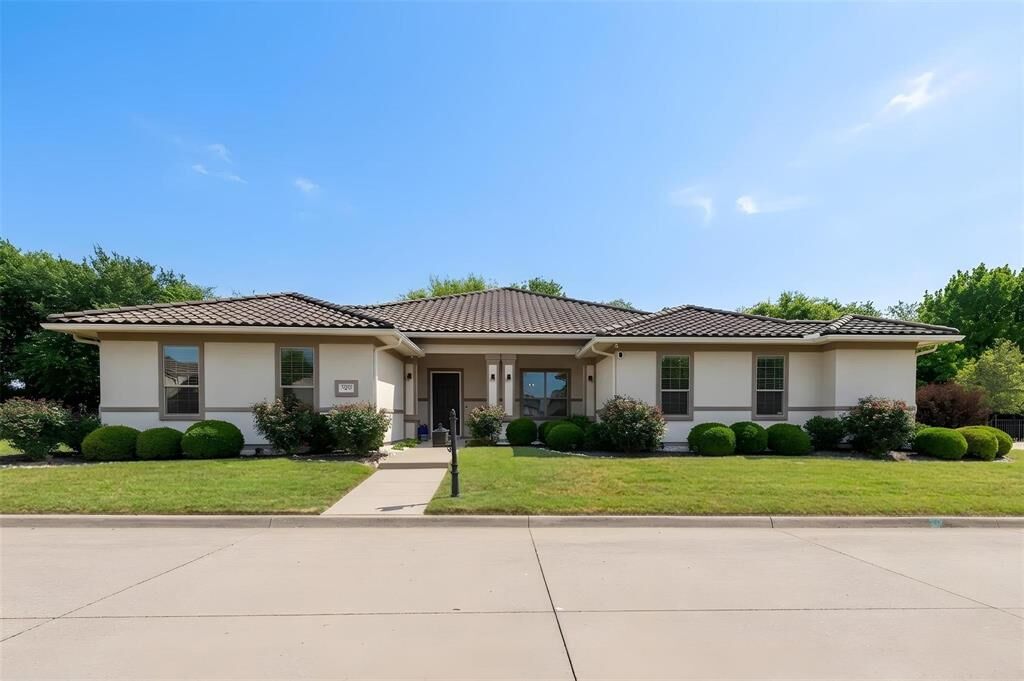 Property Photo: 5405 Squeezepenny Lane TX 75070
