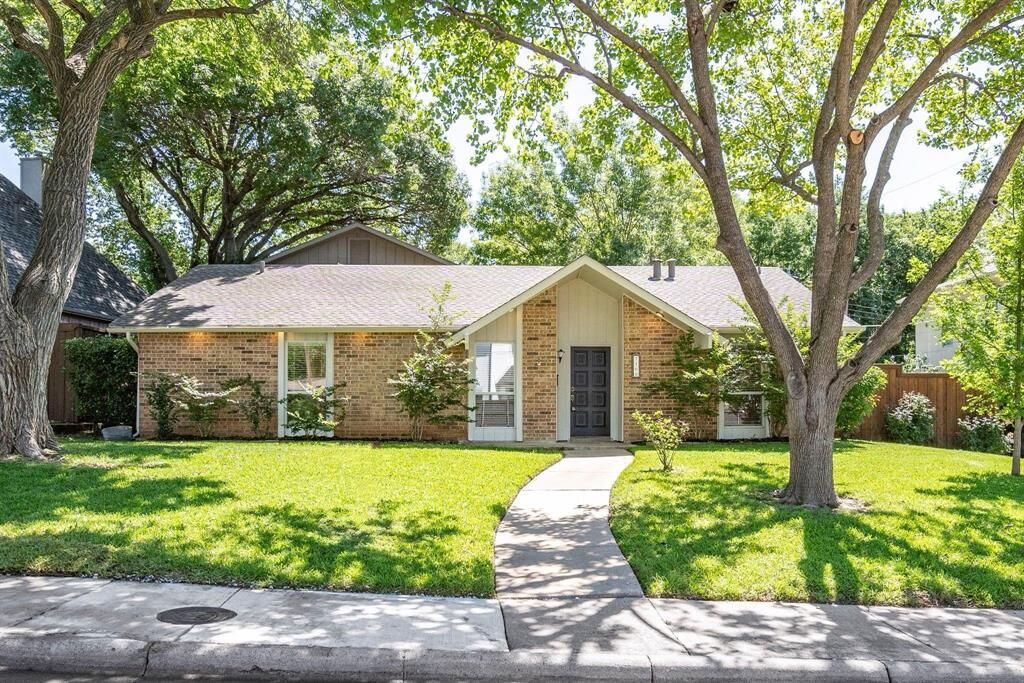 Property Photo:  7162 Carrousel Circle  TX 75214 