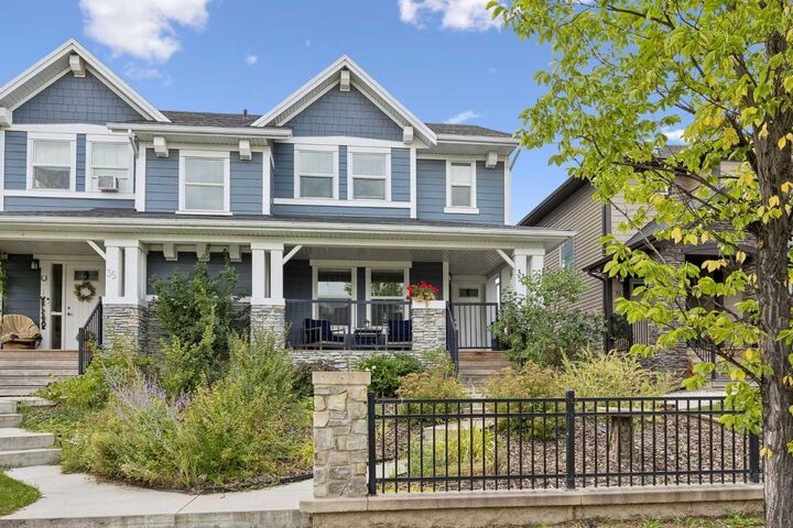 Property Photo:  33 Legacy Gate SE  AB T2X 0W3 