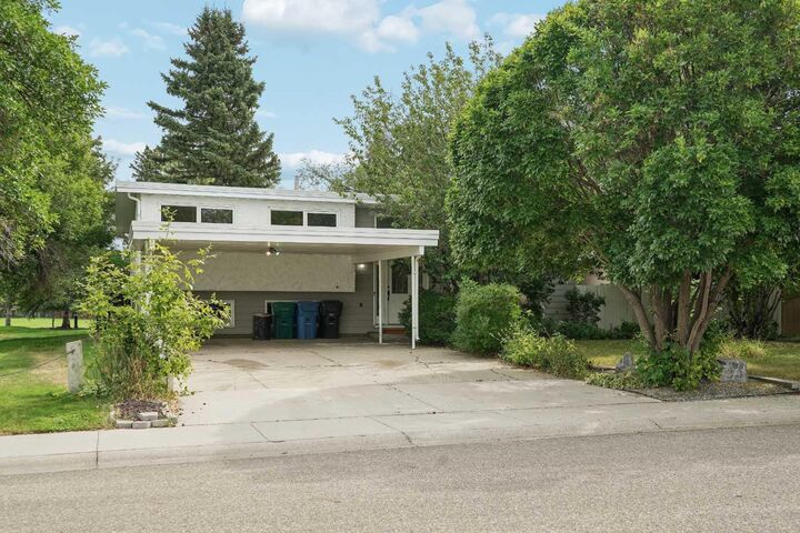 Property Photo: 2409 20 Street N AB T1H 4T9