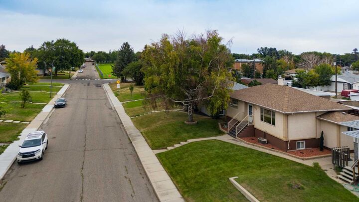 Property Photo:  625 10 Street N  AB T1H 2E1 