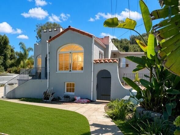 Property Photo:  909 W Anapamu Street  CA 93101 