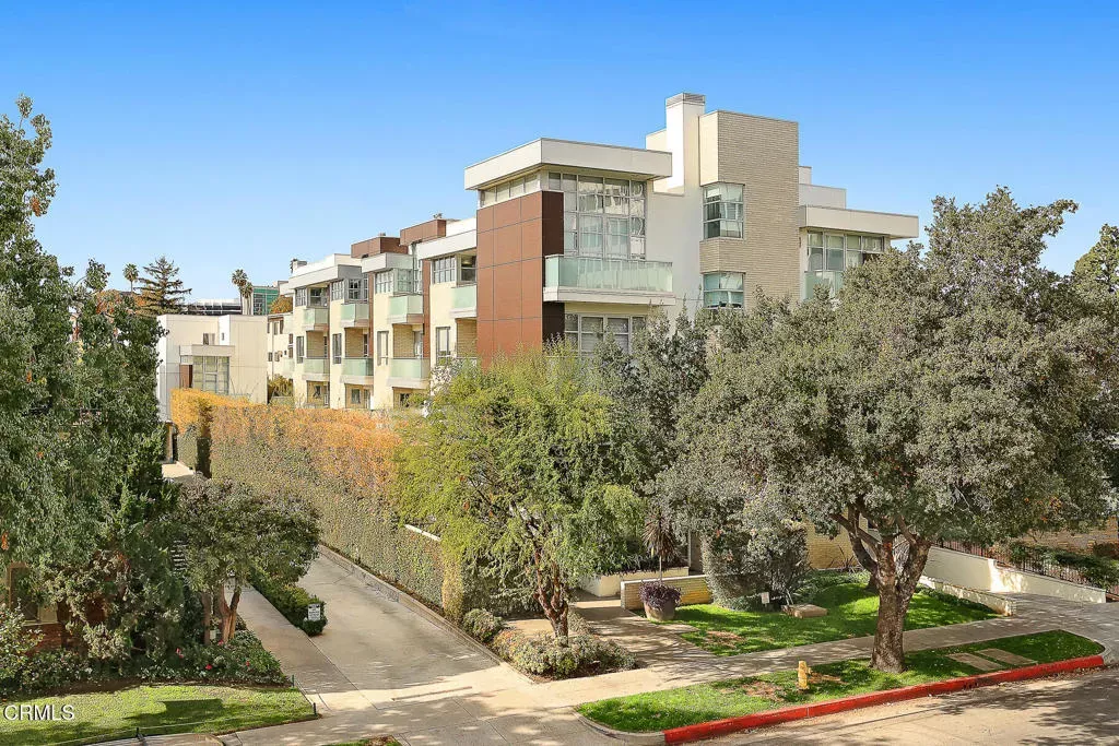 Property Photo:  257 S Hudson Avenue 301  CA 91101 