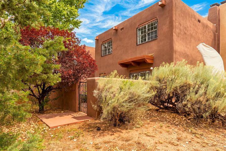 Property Photo:  804 Faldas De La Sierra  NM 87501 