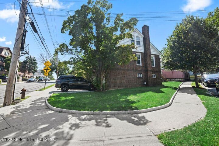 Property Photo:  1 Duer Lane  NY 10301 