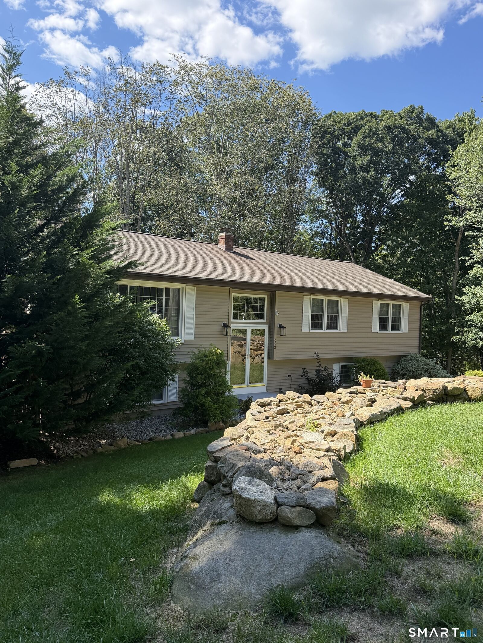 Property Photo:  952 Maple Hill Road  CT 06437 