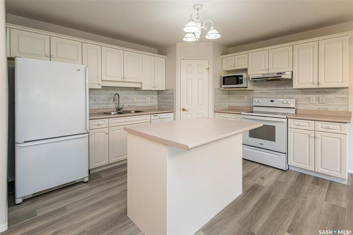 Property Photo: 934 Heritage View 104 SK S7H 5R9