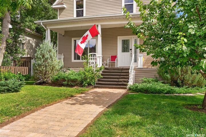Property Photo:  1129 1st Avenue NE  SK S6H 1A2 