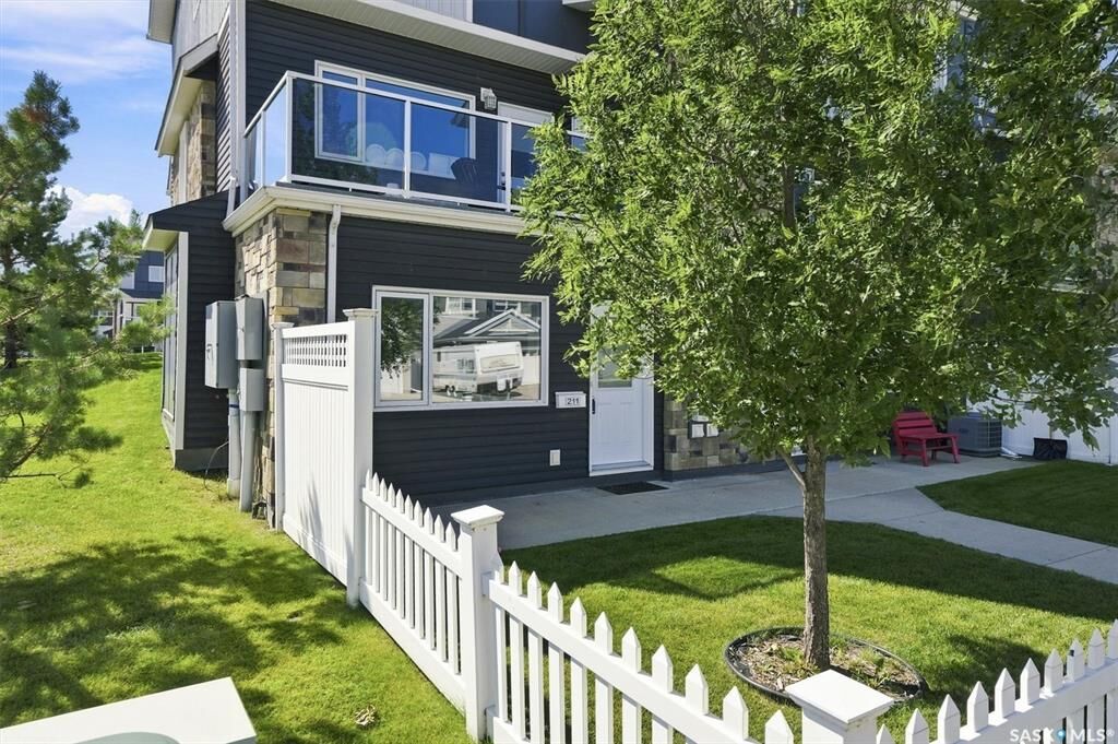 Property Photo: 225 Hassard Close 211 SK S7L 2W8