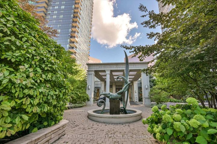 Property Photo:  15 Greenview Avenue 1906  ON M2M 4M7 