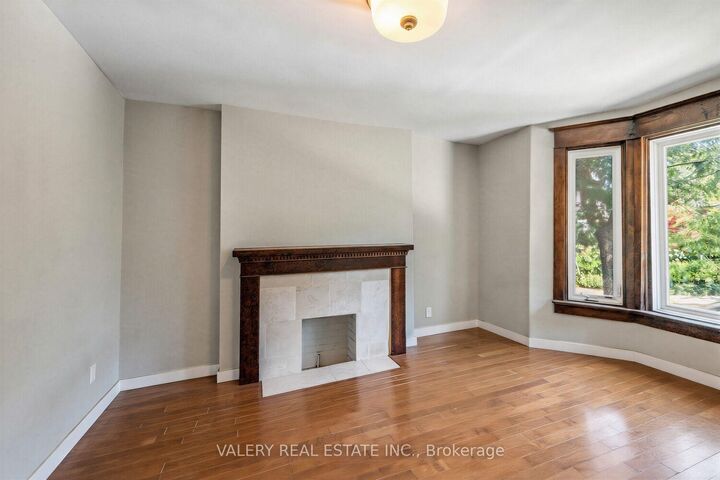 Property Photo:  472 Crawford Street  ON M6G 3J8 