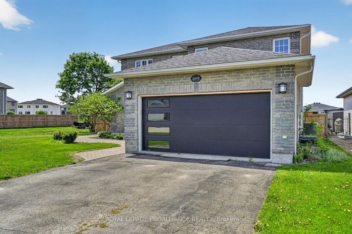 Property Photo: 1014 Crestwood Drive ON K6V 7N1