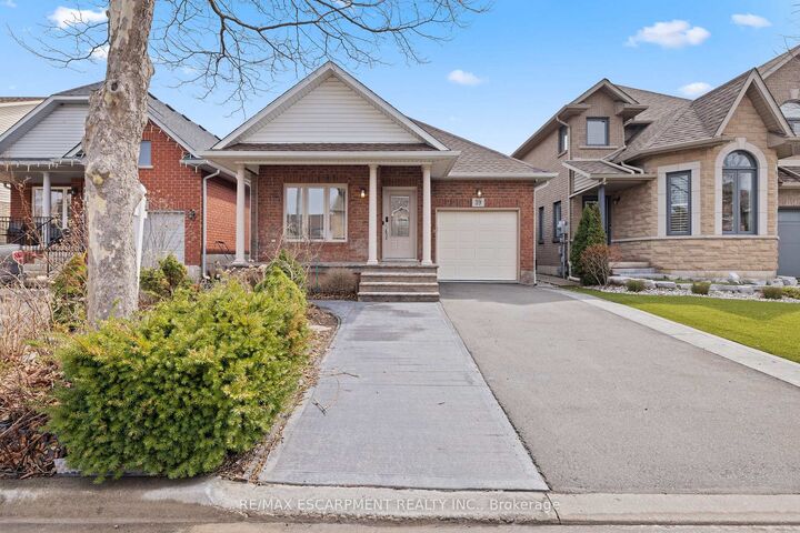 Photo de la propriété:  39 McKibbon Avenue  ON L0R 1P0 