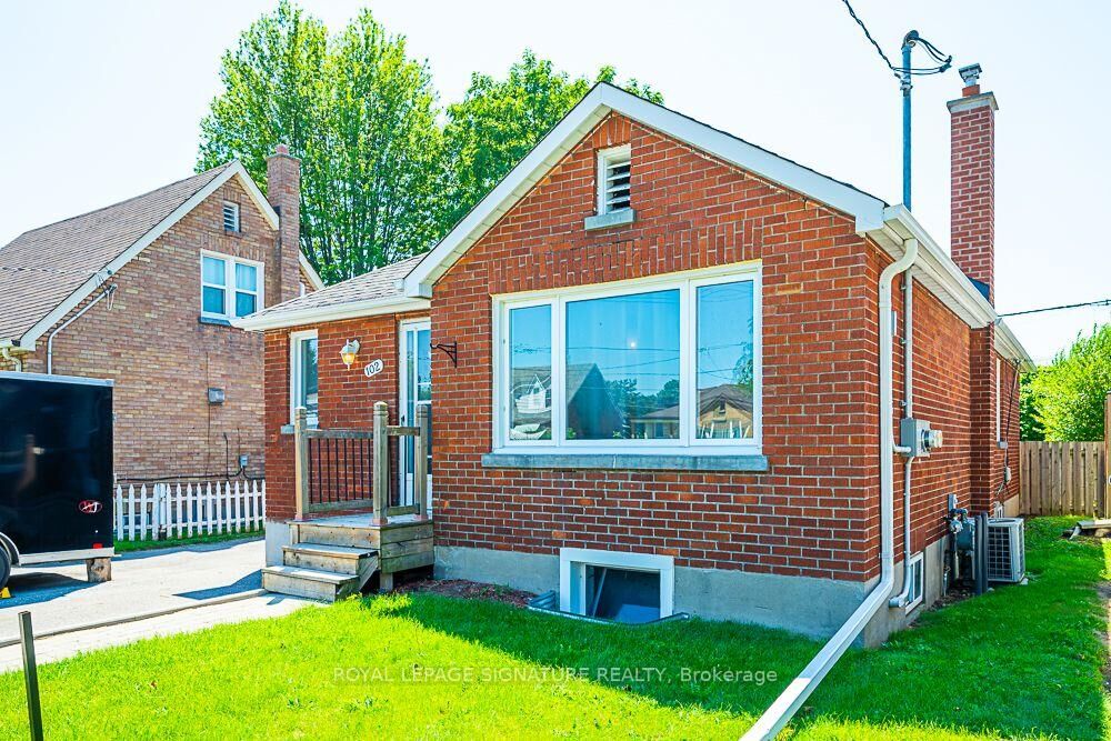 Photo de la propriété:  102 Central Park Boulevard N  ON L1G 5Y5 