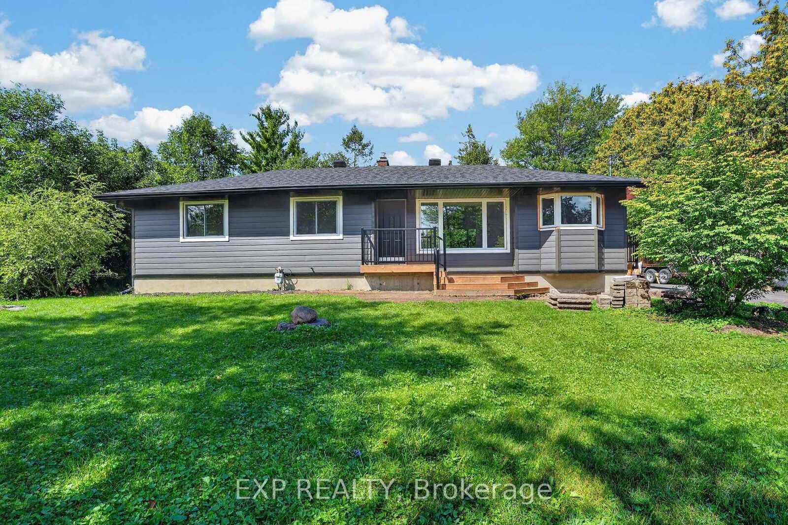 Property Photo:  137 Grenfell Crescent  ON K2G 0G6 