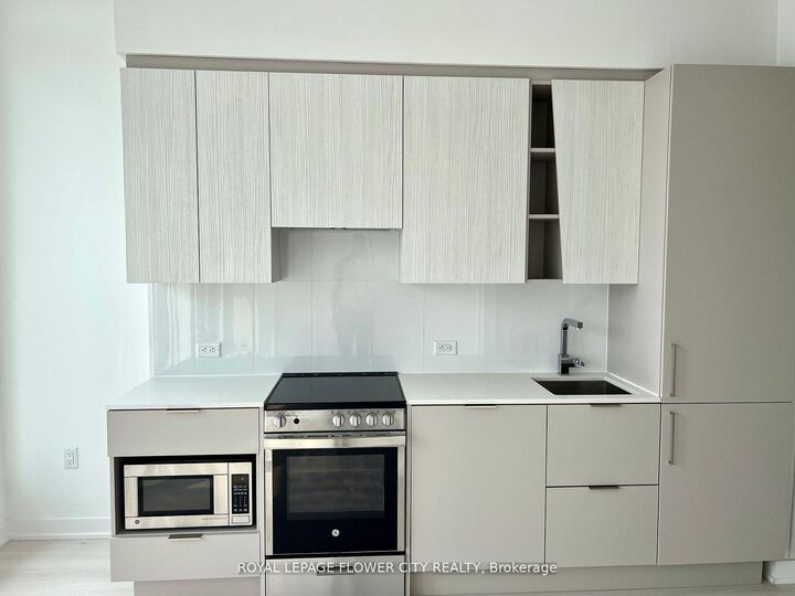 Property Photo:  3900 Confederation Parkway 607  ON L5B 0M3 
