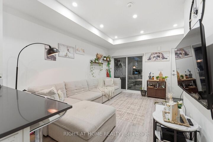 Property Photo:  24 Lytham Green Circle 22  ON L3Y 0H4 