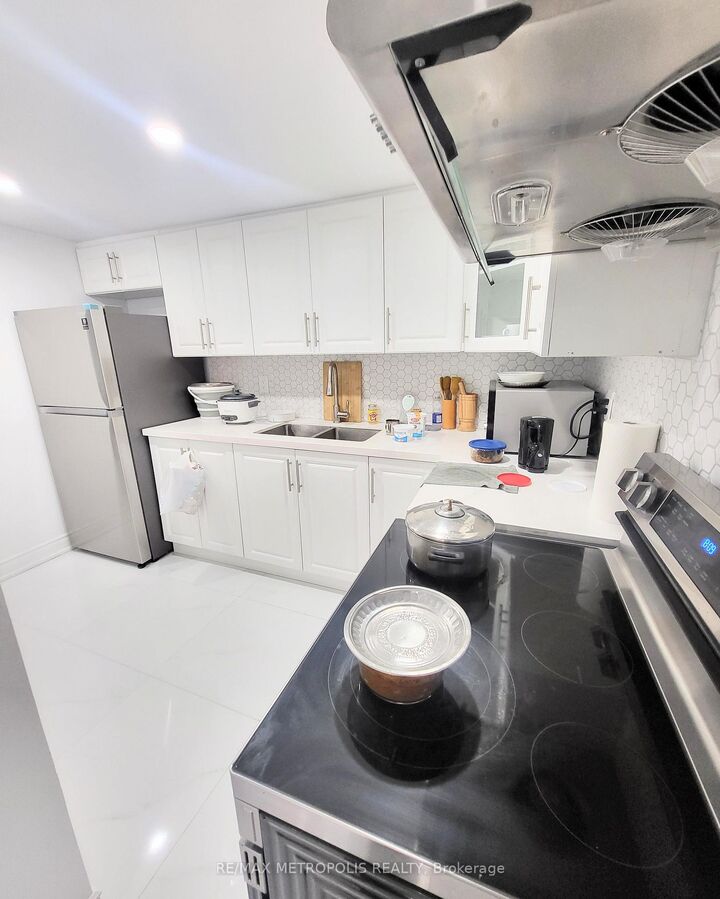 Property Photo:  40 Placentia Boulevard Bsmt  ON M1S 4C5 