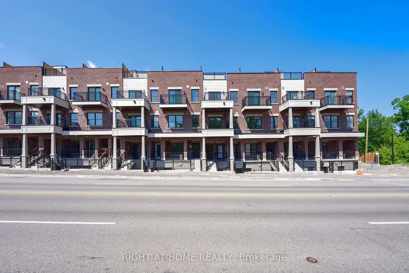 Property Photo:  15100 Yonge Street 102  ON L4G 4C8 