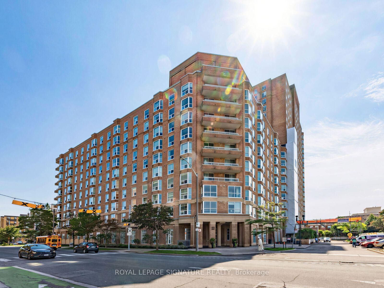 Property Photo:  11 Thorncliffe Park Drive 807  ON M4H 1P3 