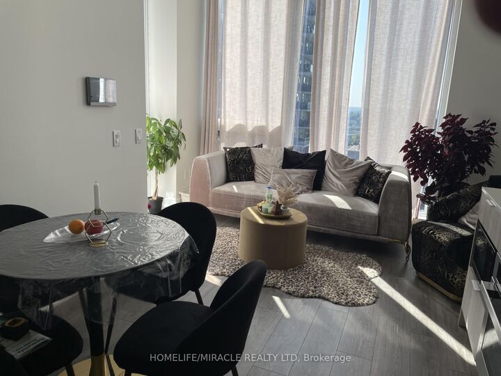 Property Photo:  28 Ann Street 1411  ON L5G 0E1 