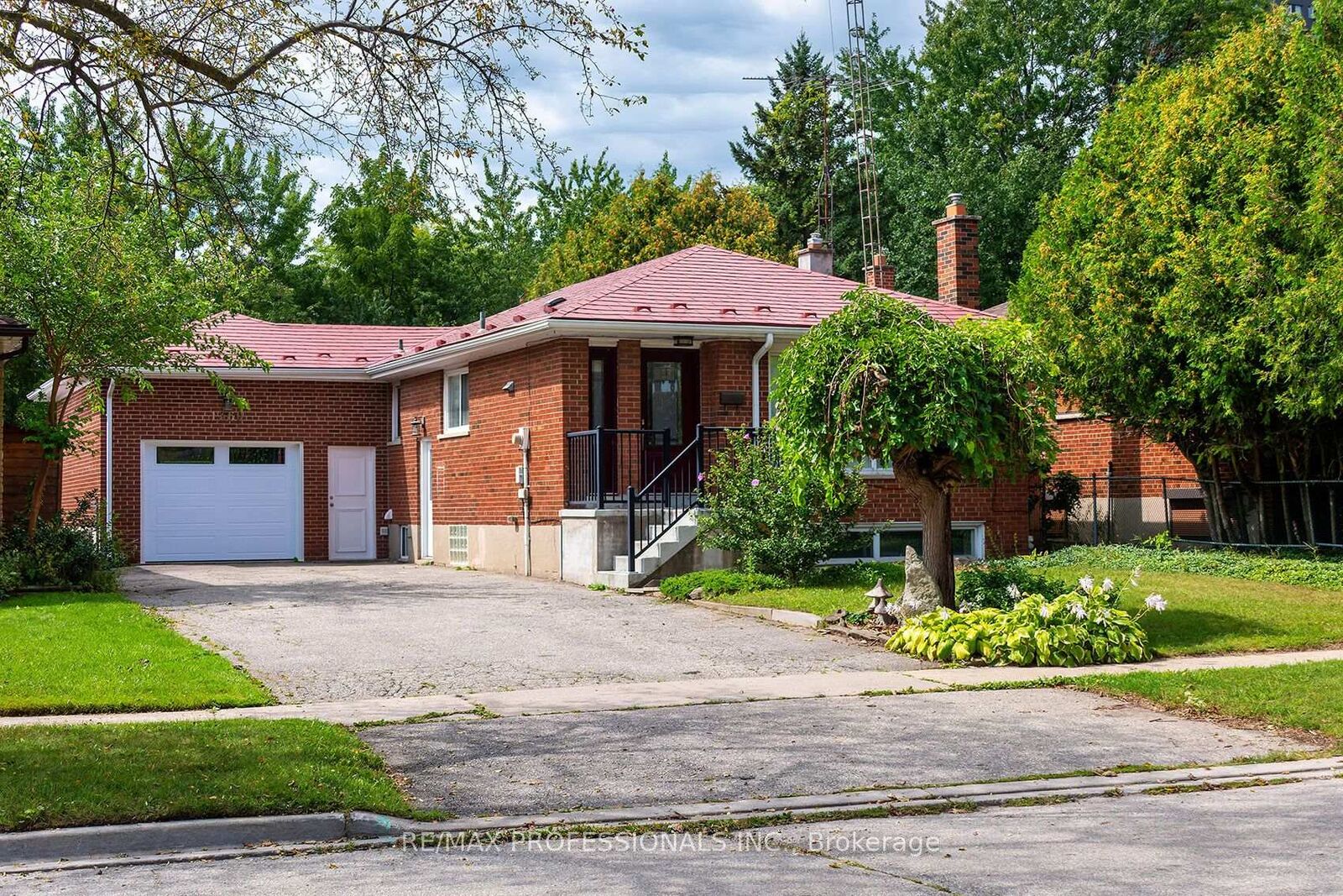 Property Photo:  1360 Lewisham Drive  ON L5J 3P9 