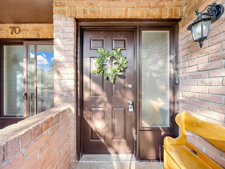 Property Photo: 72 Ashglen Way 16 ON L3R 3A7