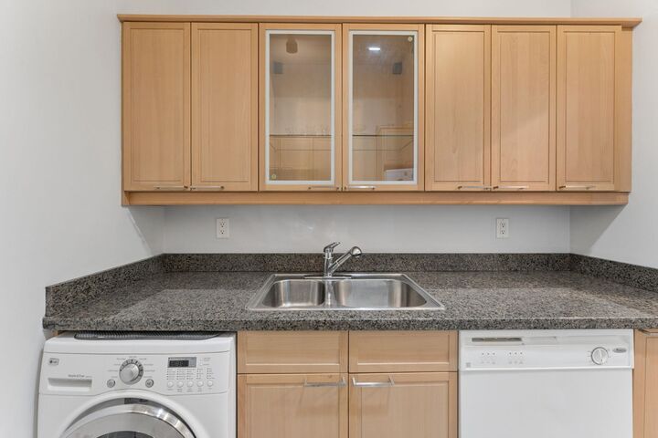 Property Photo:  827 W 16th Street 304  BC V7P 1R2 