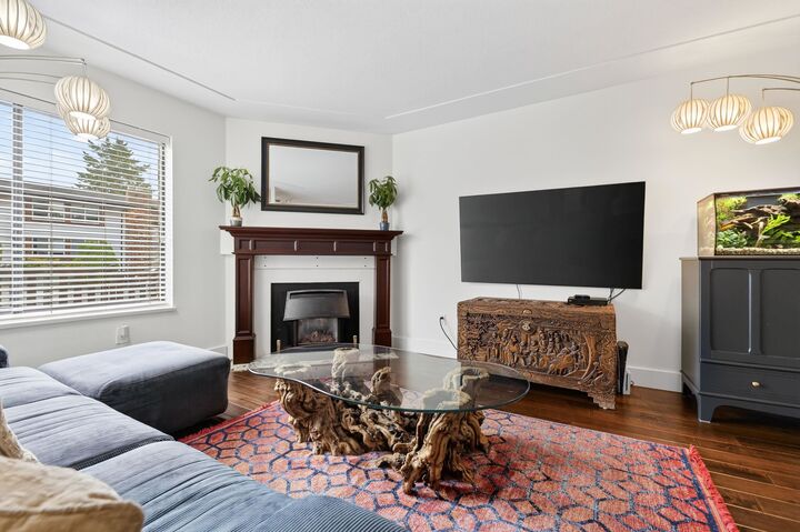 Property Photo: 1424 Martin Street 102 BC V4B 3W7