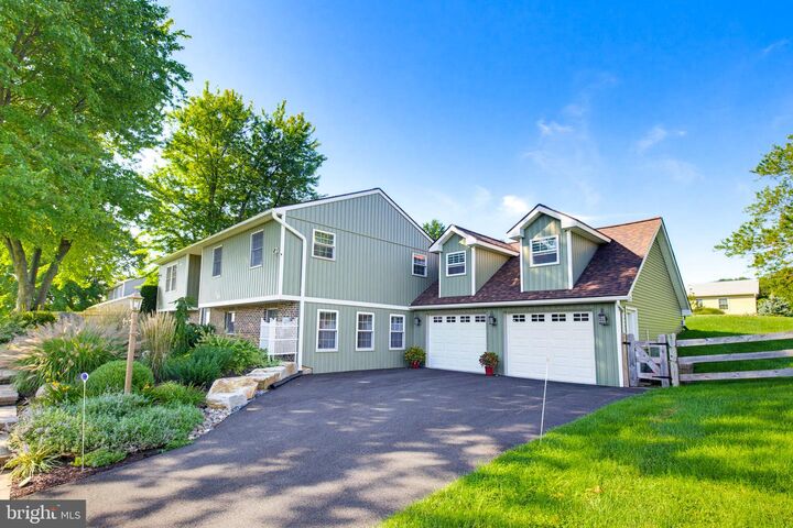 Property Photo:  8 Cliffwood  PA 17566 