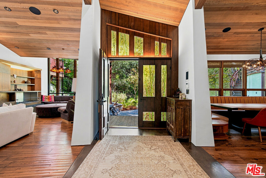 Property Photo:  3851 Kingswood Rd  CA 91403 