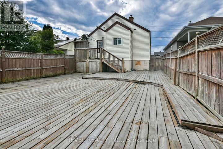 Property Photo:  418 Maple Street South  ON P4N 1Z8 