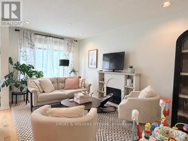 Property Photo:  124 Landover Crescent  ON K2M 2W2 