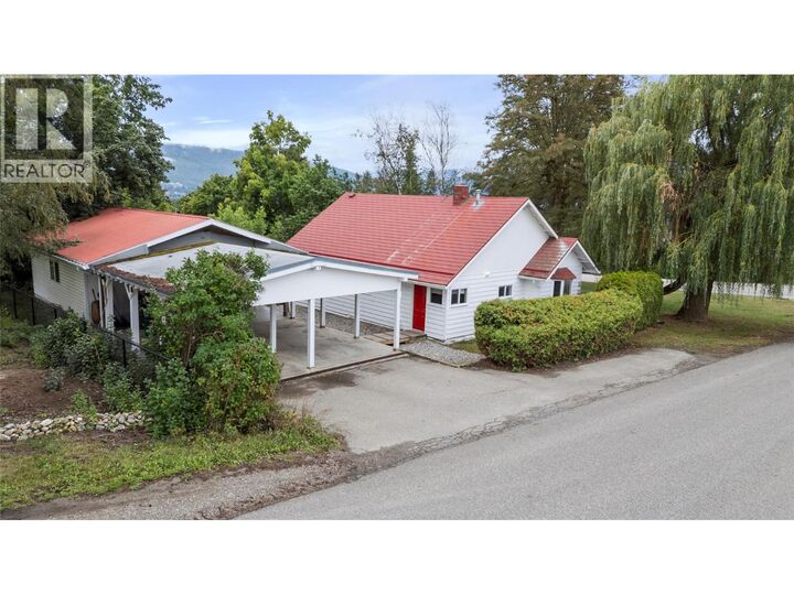 Property Photo:  2970 30 Street Northeast  BC V1E 3G7 