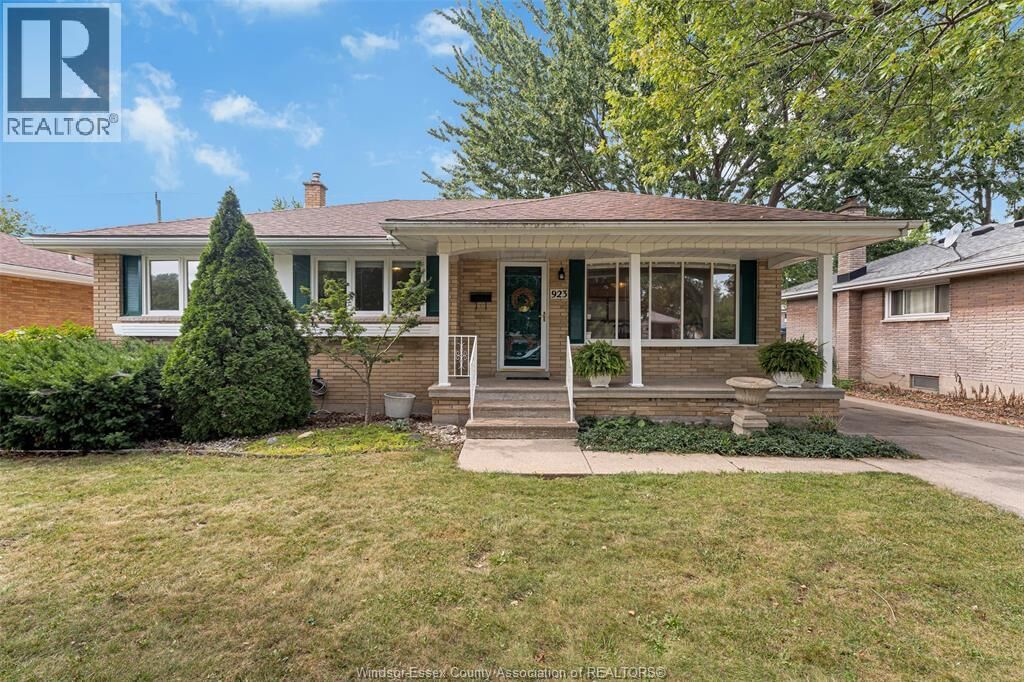 Property Photo:  923 Greendale Drive  ON N8S 4B2 