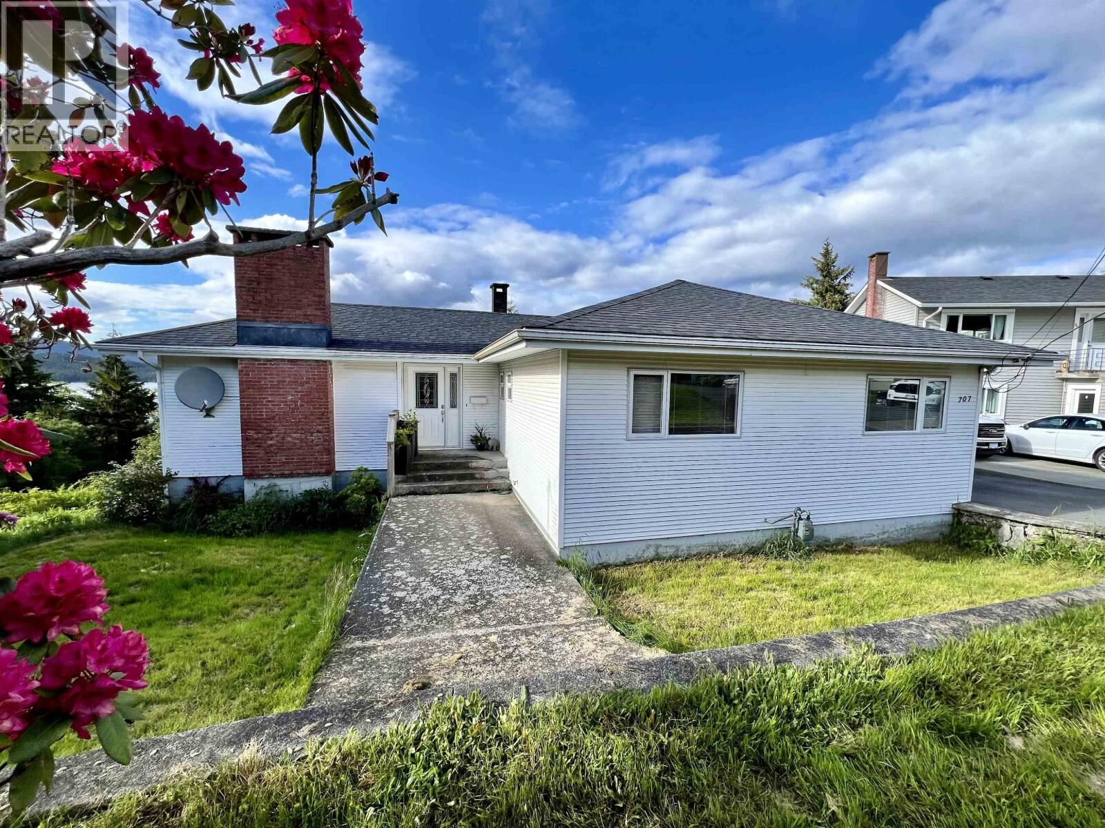 Property Photo:  707 4th Avenue  BC V8J 1P2 