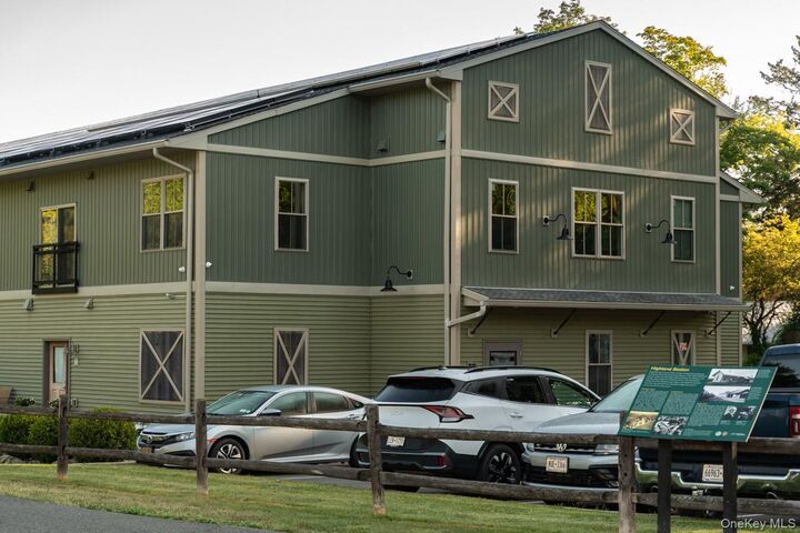 Property Photo:  128 Vineyard Avenue 202  NY 12528 