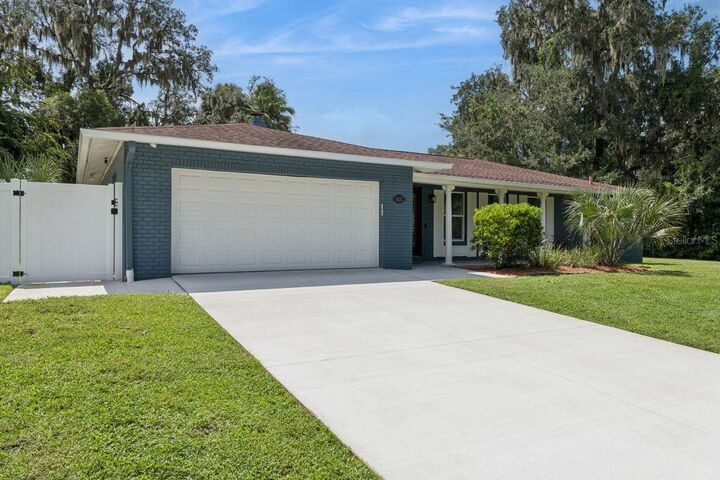 Property Photo:  402 Valencia Circle  FL 32765 