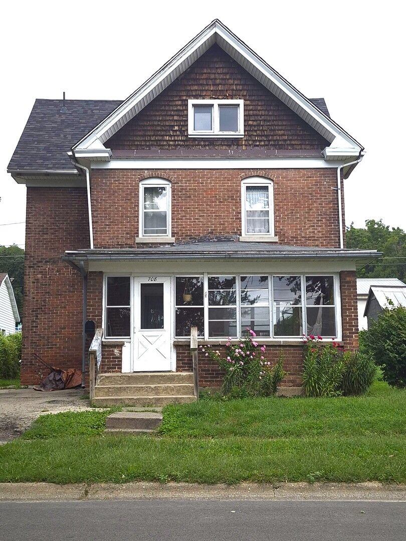 Property Photo:  708 Bowen Street  IL 61074 
