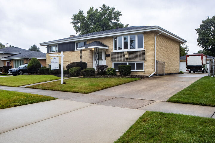 Property Photo: 565 Arlene Drive IL 60191