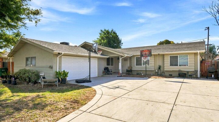 Property Photo:  310 Berrendo Lane  CA 95207 